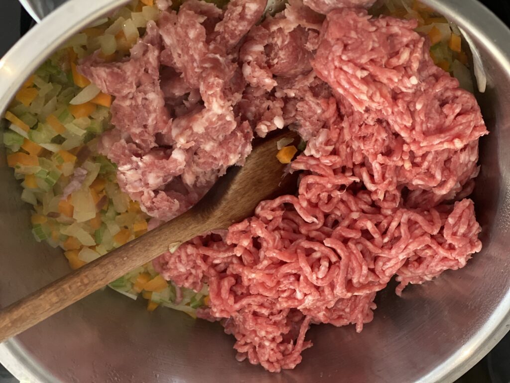 Hackfleisch im Topf für Bolognese