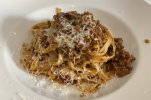 Teller mit hausgemachter Spaghetti Bolognese