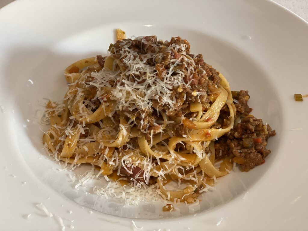 Teller mit hausgemachter Spaghetti Bolognese