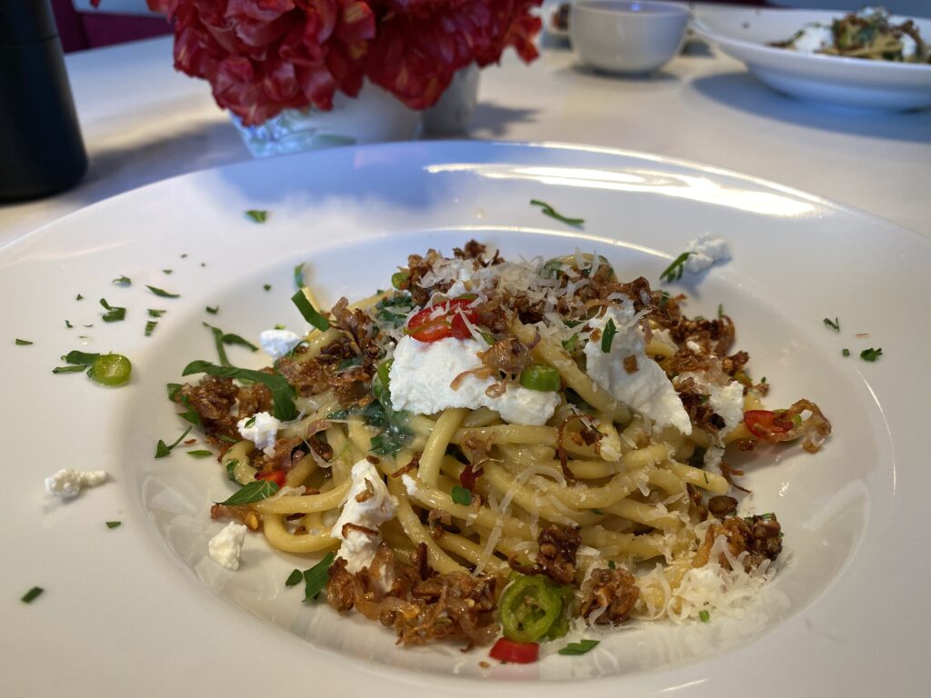 Bigoli mit Ricotta, Parmesansauce und knusprigen Schalotten ...