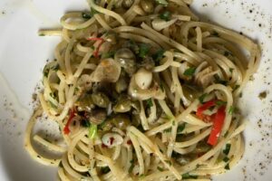 Spaghetti aglio e olio mit Kapern
