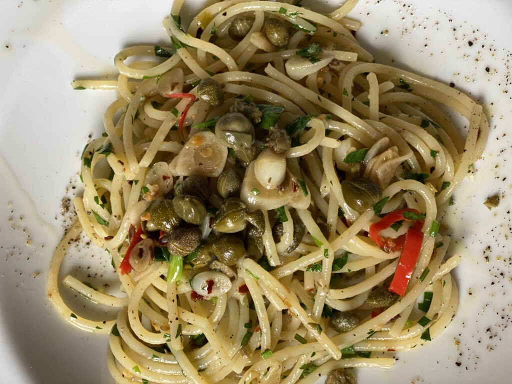 Spaghetti aglio e olio mit Kapern